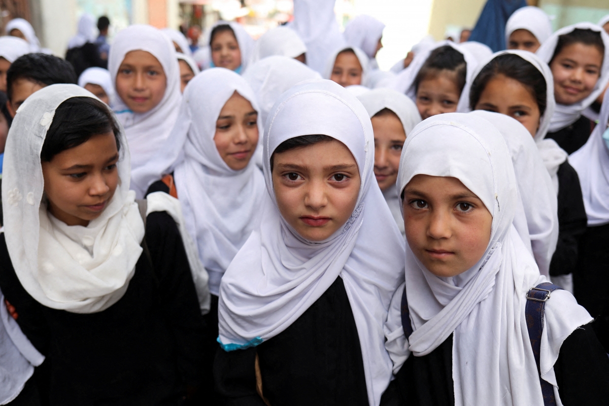 Taliban sắp cho phép mở lại trường trung học cho nữ sinh Afghanistan - Ảnh 1.