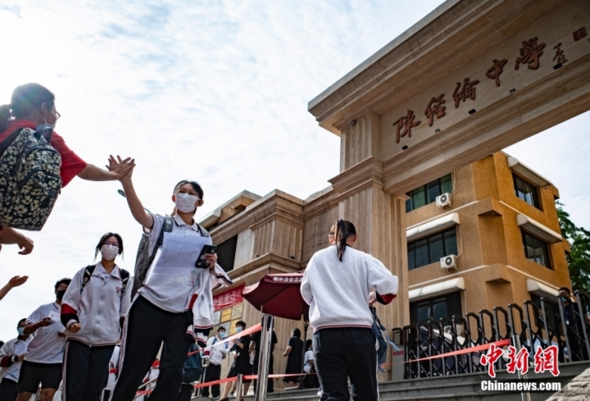 Gần 12 triệu học sinh Trung Quốc bước vào kỳ thi đại học giữa lo ngại dịch tái bùng phát - Ảnh 1.