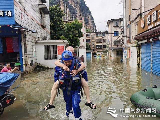 Mưa lớn ở miền Nam Trung Quốc khiến lũ trên 25 con sông vượt mức báo động - Ảnh 2.