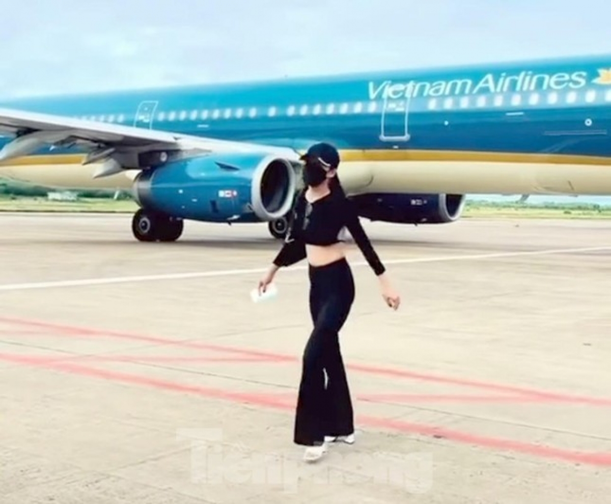 Máy bay đang kéo vào sân đỗ, nữ hành khách chạy ra múa để quay video - Ảnh 1.
