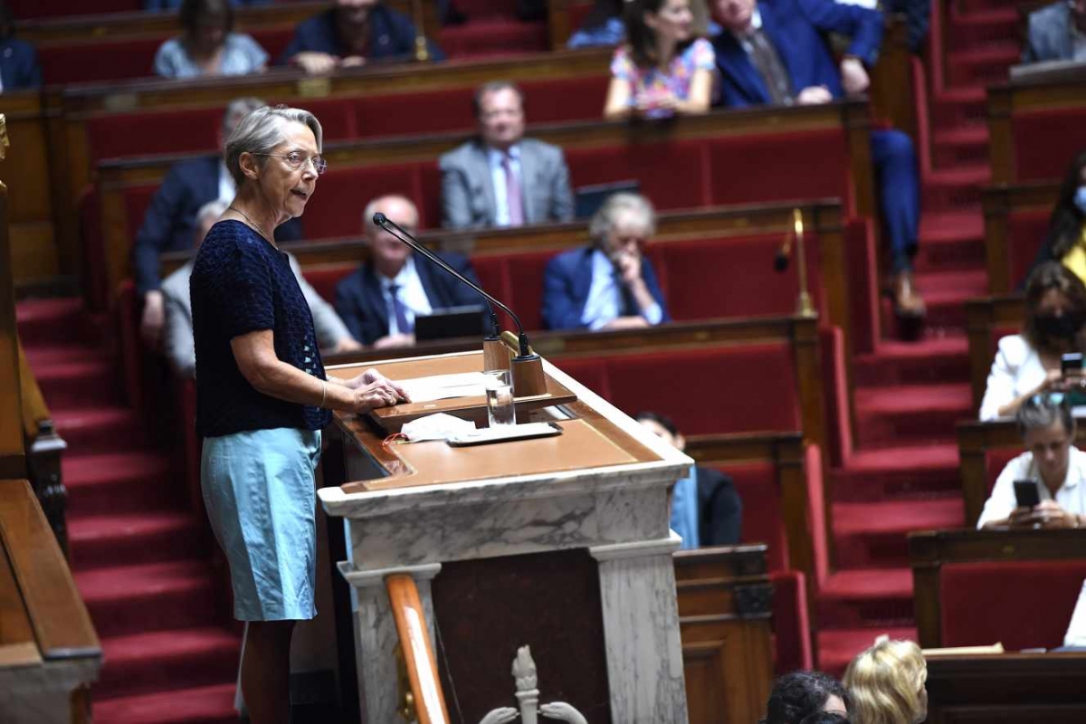 Thủ tướng Pháp Elisabeth Borne vượt qua cuộc bỏ phiếu bất tín nhiệm tại Quốc hội - Ảnh 1.