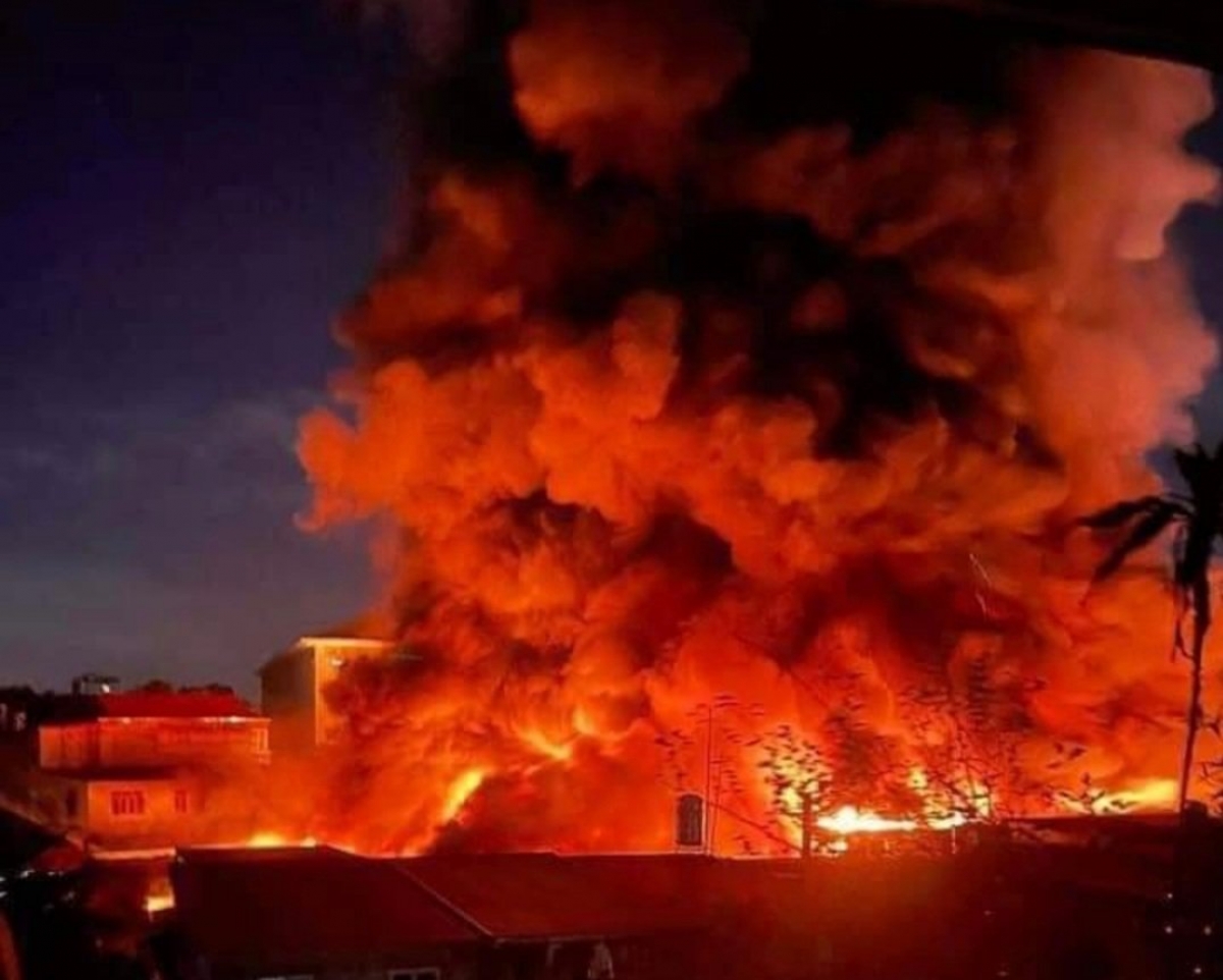 Cháy lớn trong đêm, lửa thiêu rụi hơn trăm gian hàng ở Bắc Ninh - Ảnh 4.