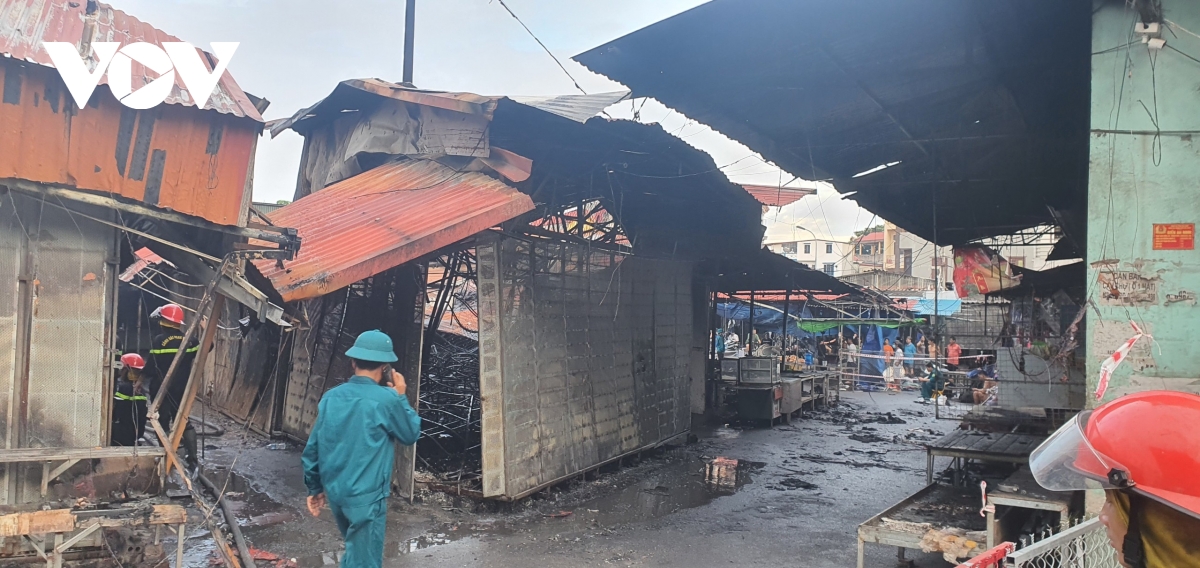 Cháy lớn trong đêm, lửa thiêu rụi hơn trăm gian hàng ở Bắc Ninh - Ảnh 8.