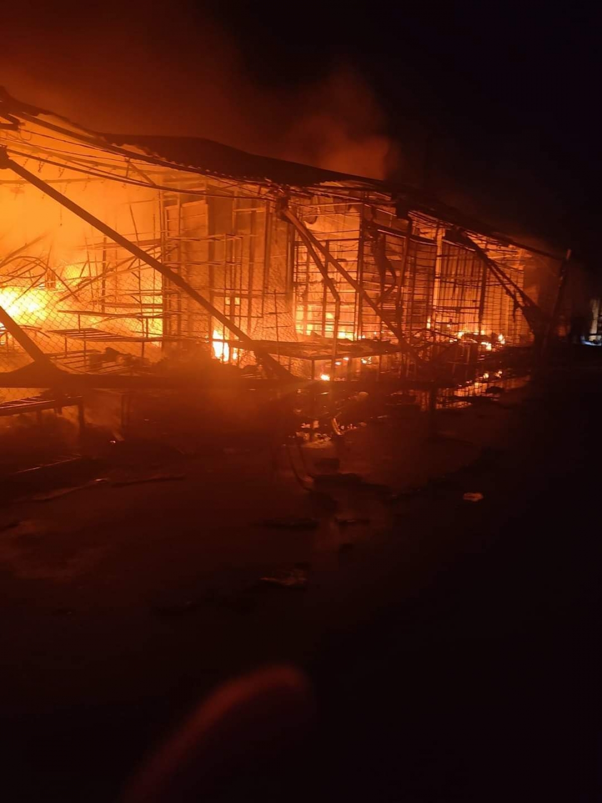 Cháy lớn trong đêm, lửa thiêu rụi hơn trăm gian hàng ở Bắc Ninh - Ảnh 2.
