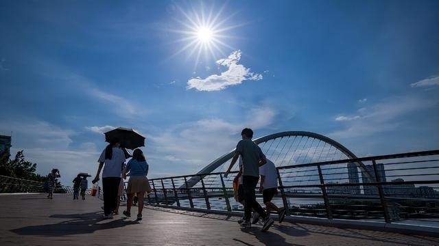 Trung Quốc: Nhiều nơi nắng nóng kỷ lục, đã có người chết vì say nắng - Ảnh 2.