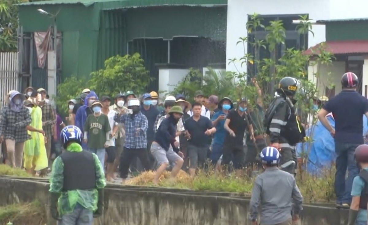 Nghệ An: Một số người bị xúi giục, kích động tấn công, bắt giữ cán bộ công an, 5 người bị thương - Ảnh 2.
