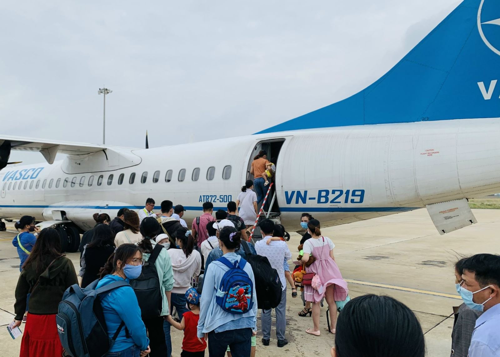 TP Hồ Chí Minh: Cao điểm mùa du lịch hè, giá vé máy bay tăng cao, sân bay 'quá tải' - Ảnh 1.