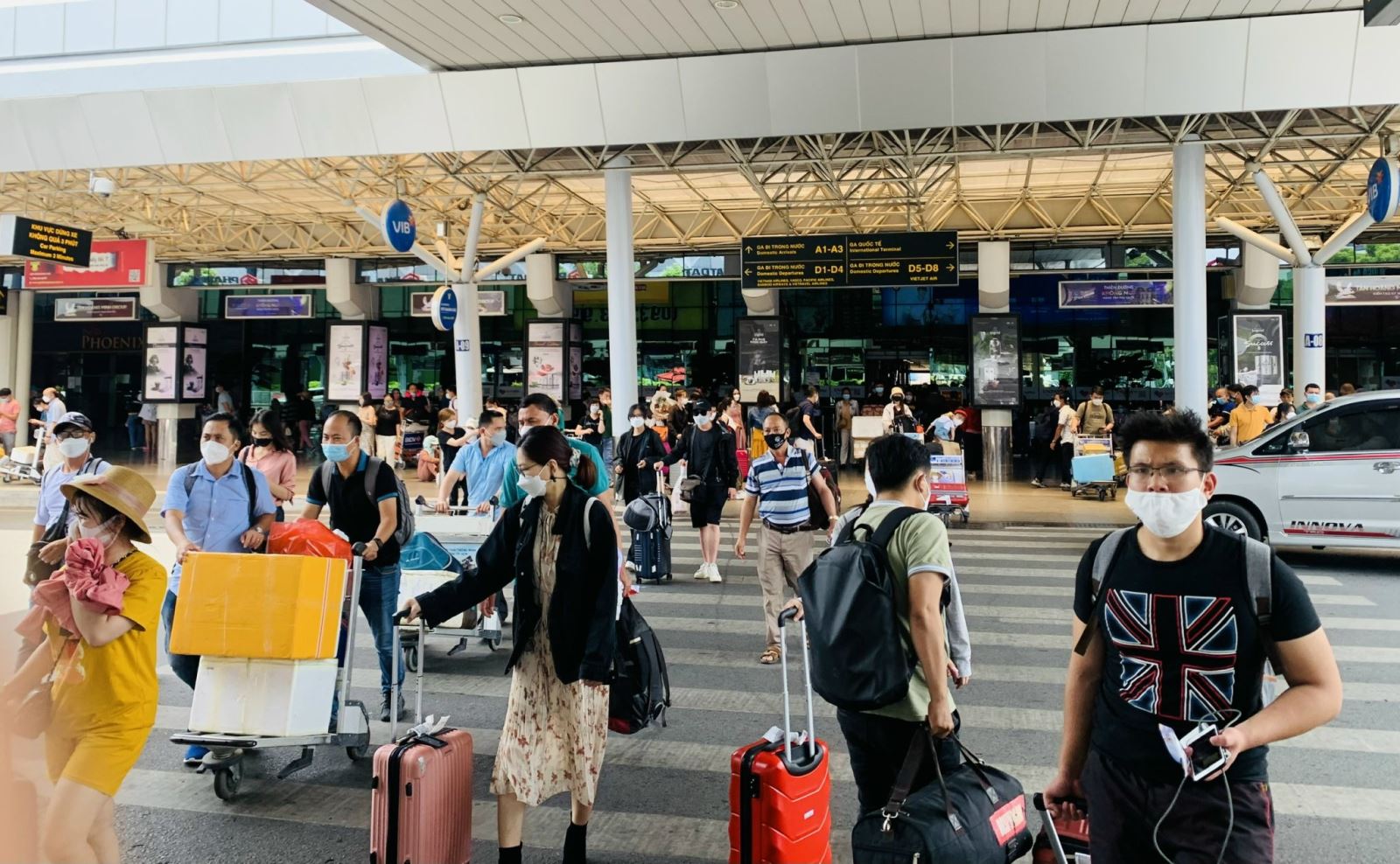 TP Hồ Chí Minh: Cao điểm mùa du lịch hè, giá vé máy bay tăng cao, sân bay 'quá tải' - Ảnh 4.