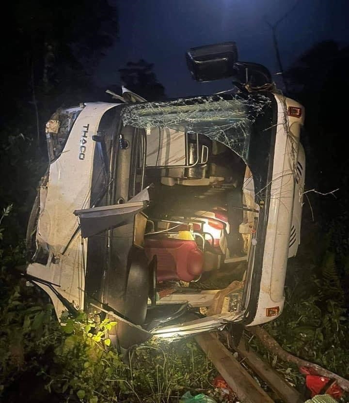 Lật xe khách ở Phú Thọ làm 3 người chết, 10 người bị thương - Ảnh 1.