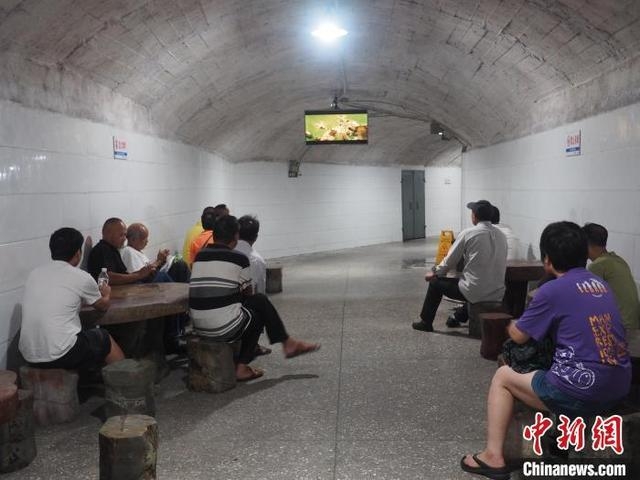 Trung Quốc: Nhiều thành phố mở hầm trú ẩn cho người dân tránh nóng - Ảnh 2.