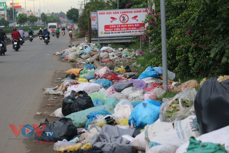 Nạn đổ trộm rác khiến nhiều nơi ở TP.HCM trở thành bãi rác - Ảnh 1.