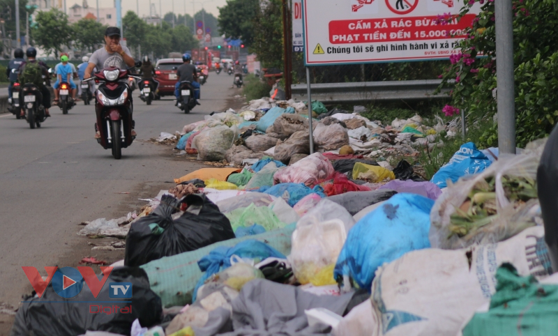 Nạn đổ trộm rác khiến nhiều nơi ở TP.HCM trở thành bãi rác - Ảnh 2.