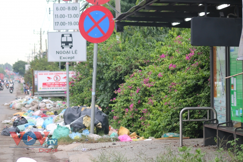 Nạn đổ trộm rác khiến nhiều nơi ở TP.HCM trở thành bãi rác - Ảnh 4.