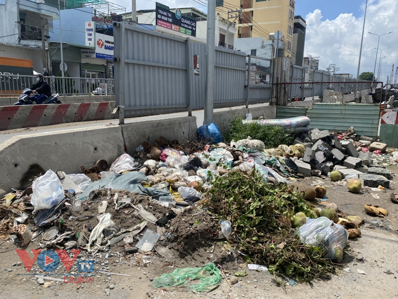 Nạn đổ trộm rác khiến nhiều nơi ở TP.HCM trở thành bãi rác - Ảnh 7.