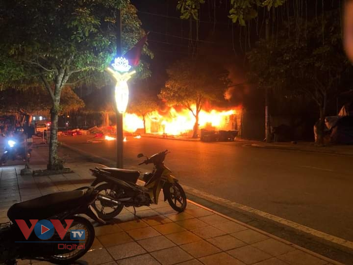 Quảng Ninh: Thành phố Móng Cái huy động toàn lực lượng tham gia dập tắt đám cháy - Ảnh 1.