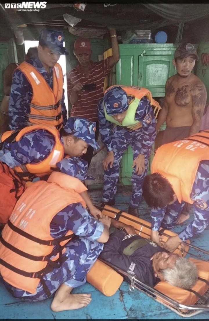 Thêm 5 ngư dân Bình Thuận được cứu sau 12 ngày mất tích - Ảnh 1.