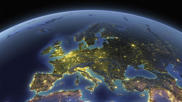 Giá điện ở châu Âu cao nhất mọi thời đại - Ảnh 1.