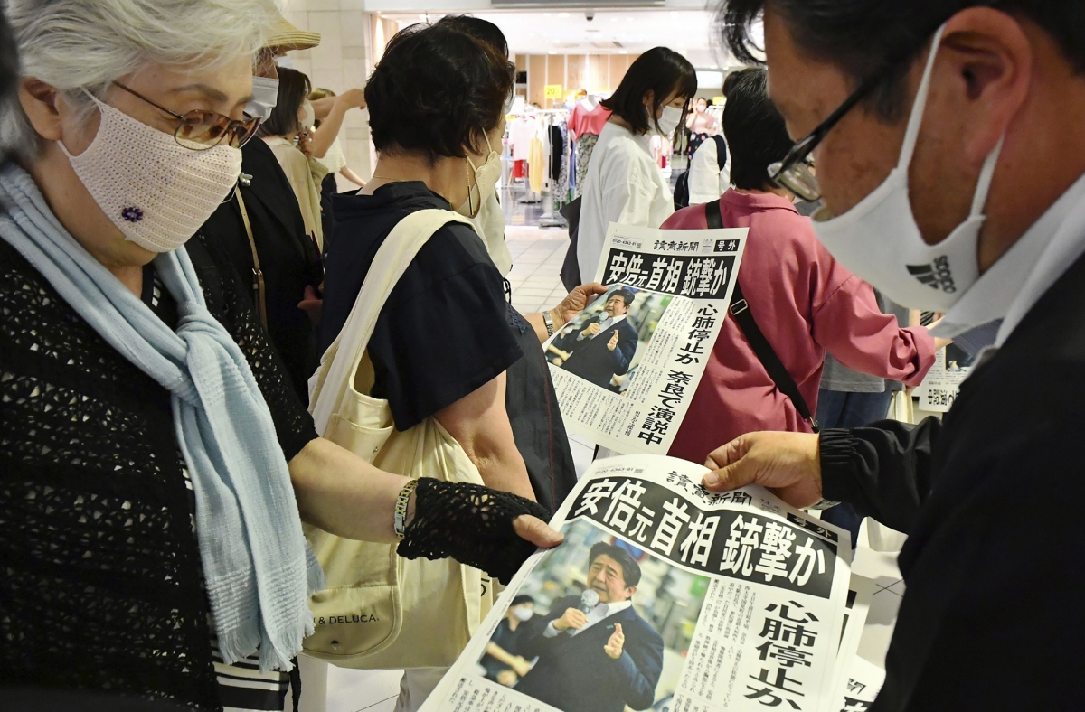 Vì sao vụ ám sát cựu Thủ tướng Abe Shinzo sẽ thay đổi Nhật Bản mãi mãi? - Ảnh 1.