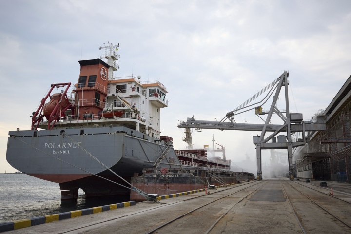 Chuyến tàu đầu tiên chở ngũ cốc Ukraine rời cảng Odessa - Ảnh 1.