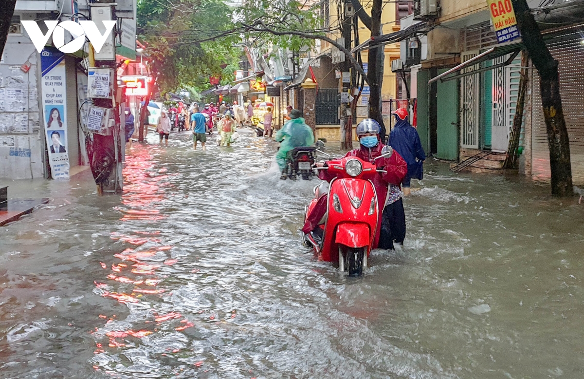 Mưa cả đêm do ảnh hưởng bão số 2, nhiều tuyến phố ở Hà Nội ngập sâu - Ảnh 8.