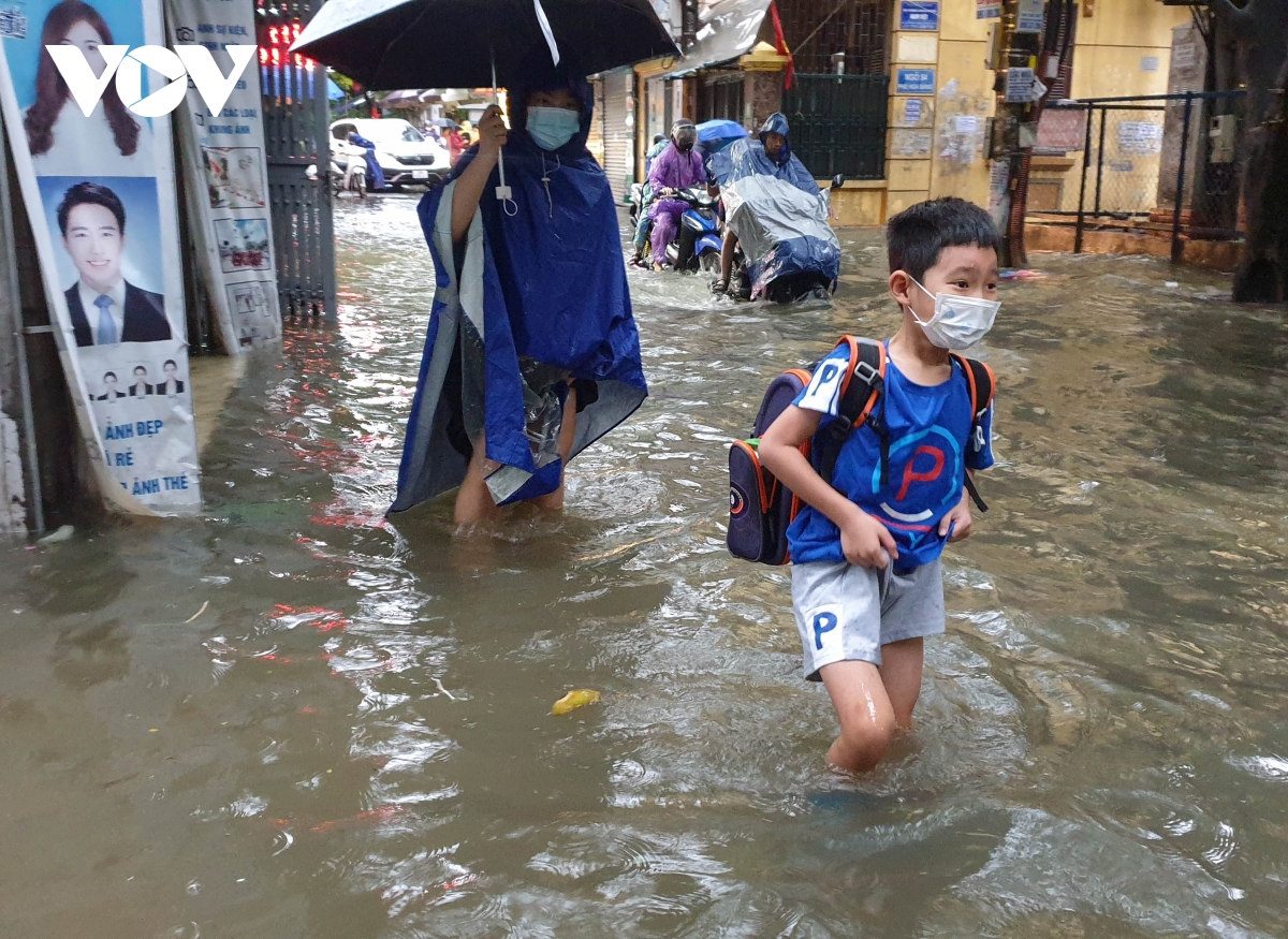 Mưa cả đêm do ảnh hưởng bão số 2, nhiều tuyến phố ở Hà Nội ngập sâu - Ảnh 1.