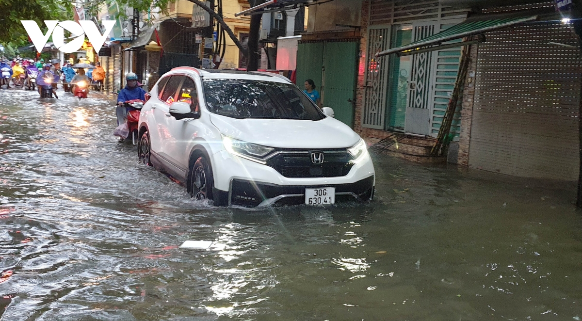 Mưa cả đêm do ảnh hưởng bão số 2, nhiều tuyến phố ở Hà Nội ngập sâu - Ảnh 9.