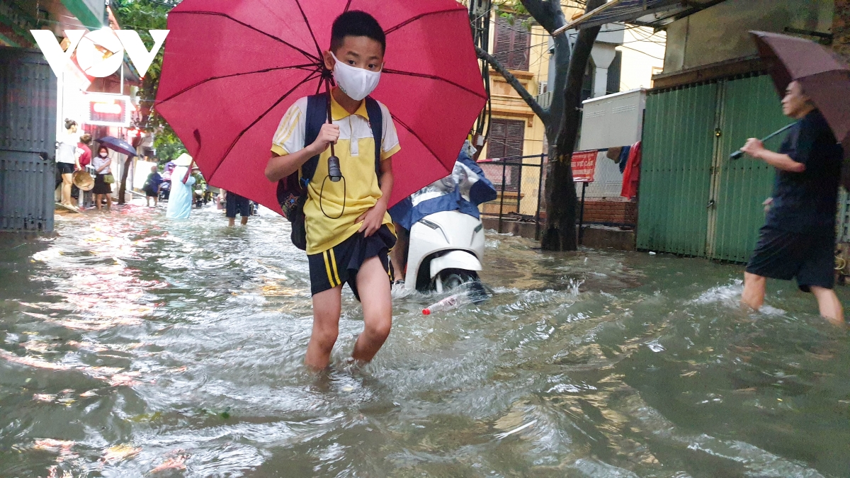 Mưa cả đêm do ảnh hưởng bão số 2, nhiều tuyến phố ở Hà Nội ngập sâu - Ảnh 6.
