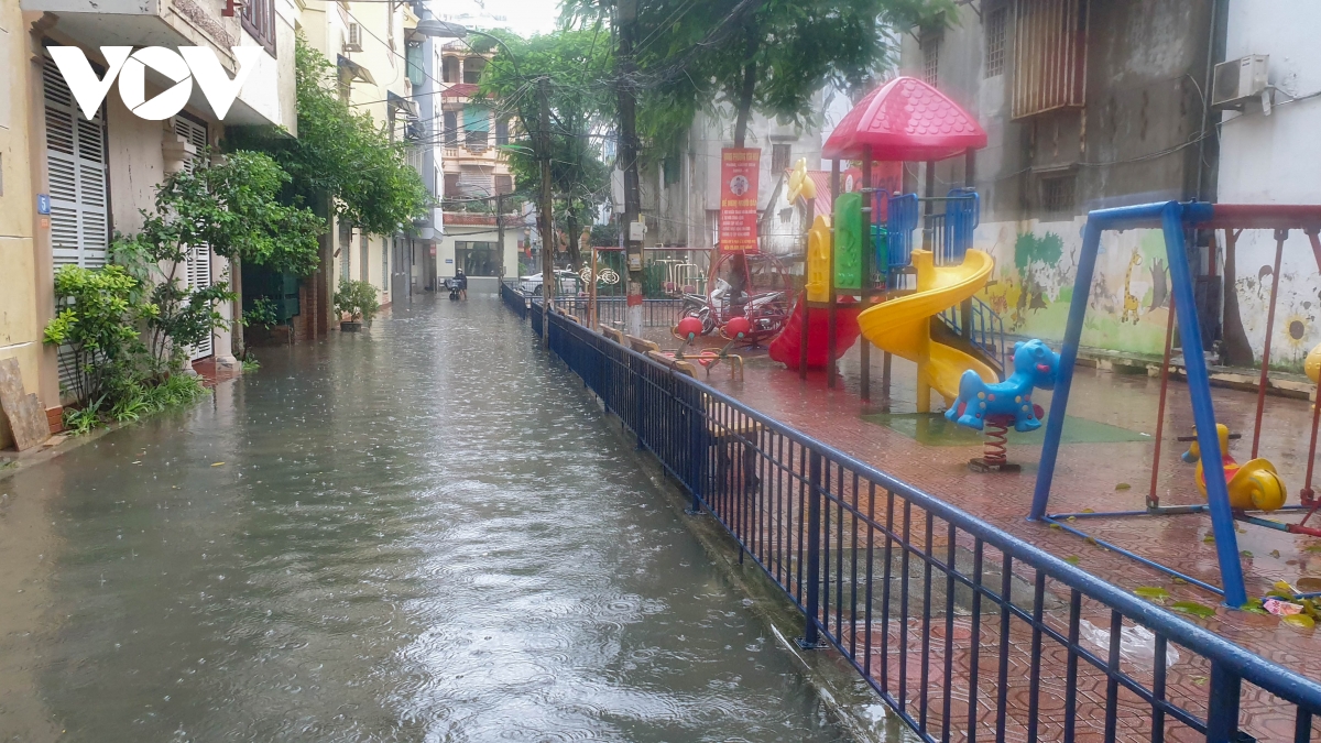 Mưa cả đêm do ảnh hưởng bão số 2, nhiều tuyến phố ở Hà Nội ngập sâu - Ảnh 11.
