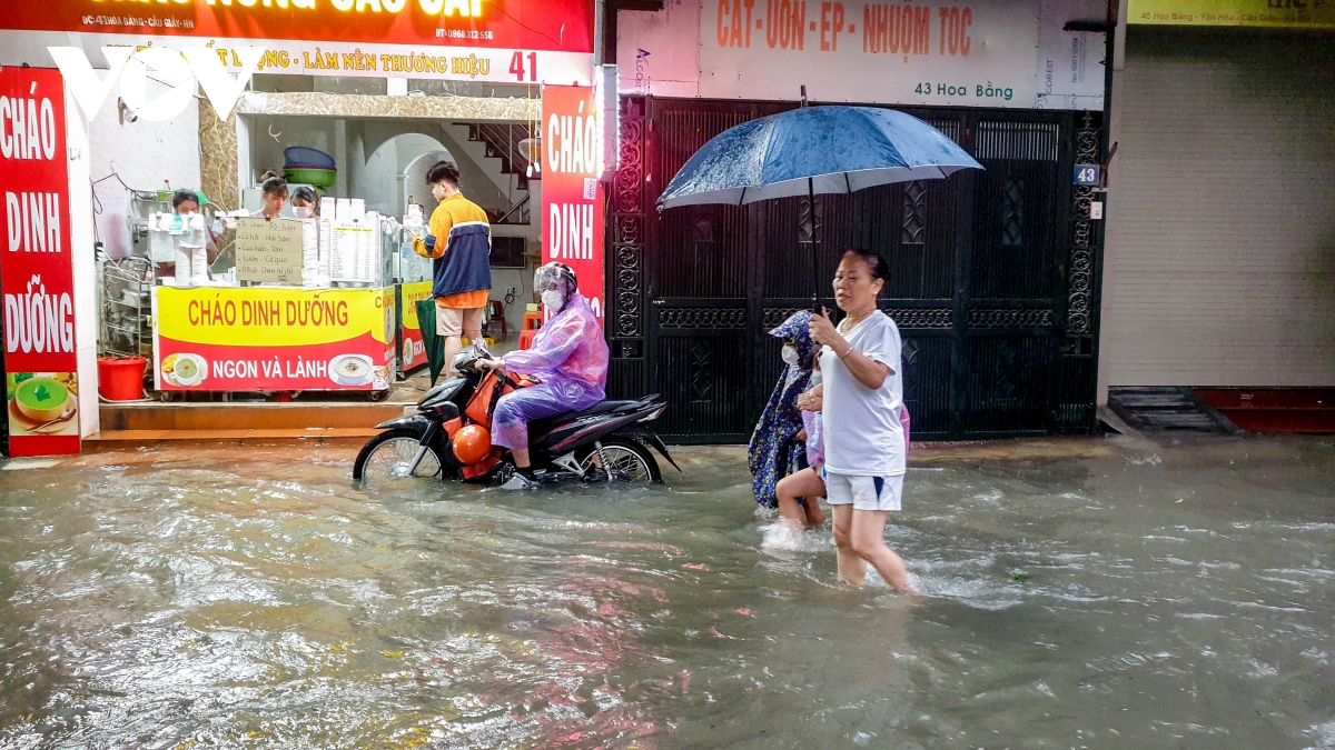 Mưa cả đêm do ảnh hưởng bão số 2, nhiều tuyến phố ở Hà Nội ngập sâu - Ảnh 3.