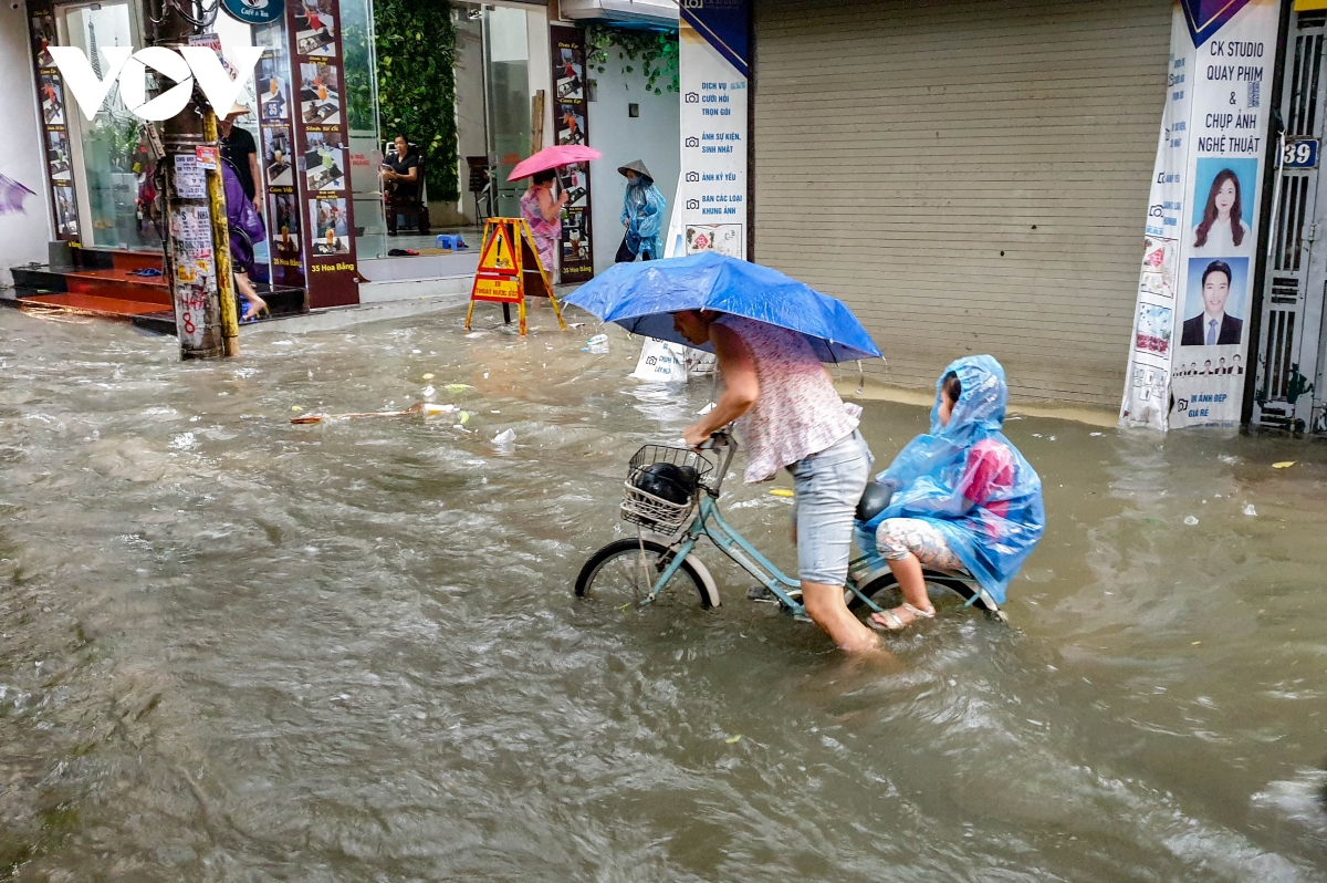 Mưa cả đêm do ảnh hưởng bão số 2, nhiều tuyến phố ở Hà Nội ngập sâu - Ảnh 2.