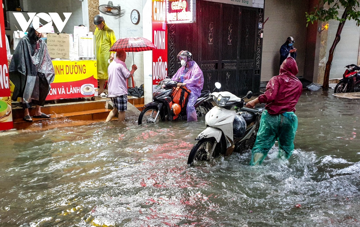 Mưa cả đêm do ảnh hưởng bão số 2, nhiều tuyến phố ở Hà Nội ngập sâu - Ảnh 10.