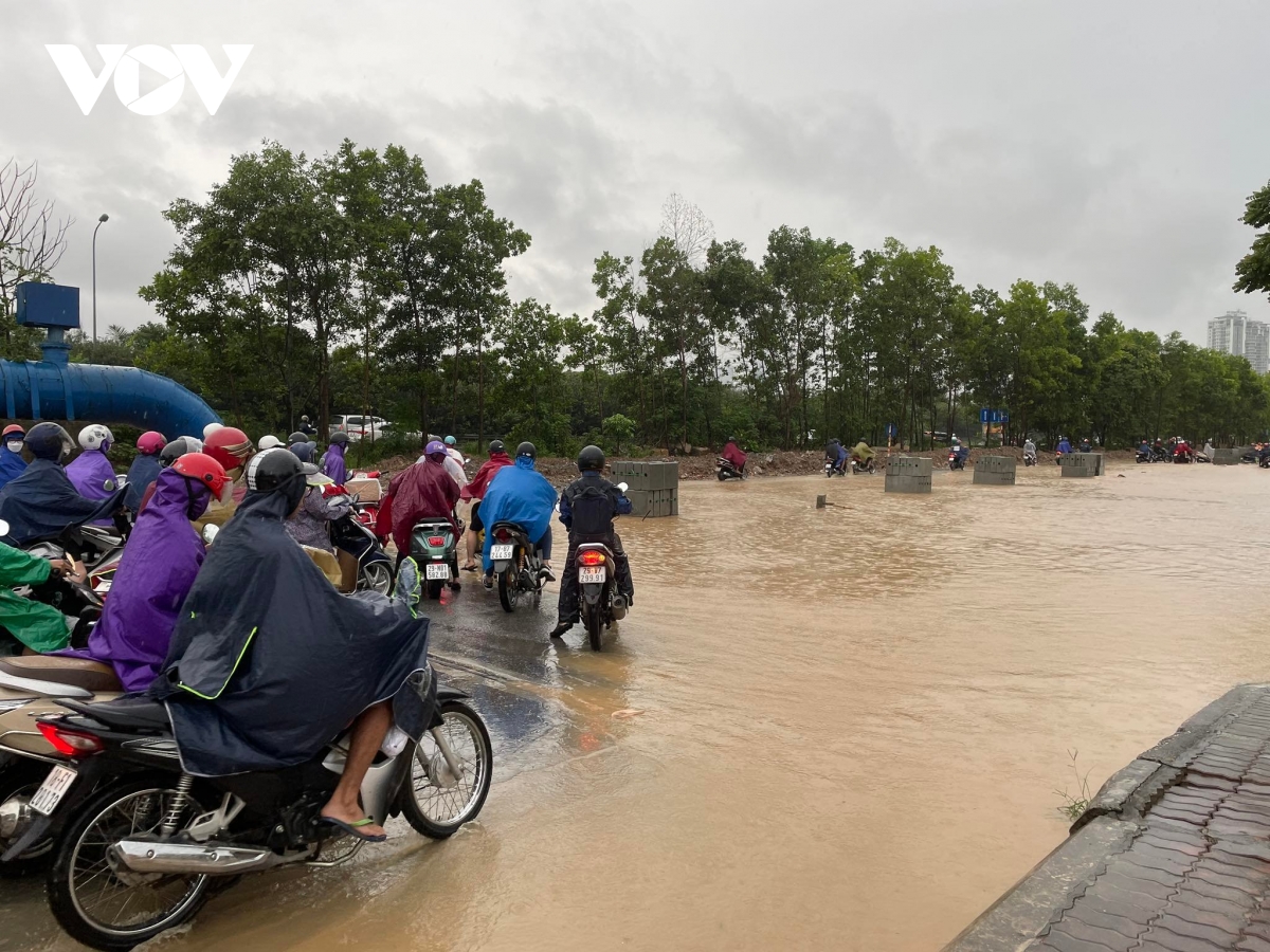 Mưa cả đêm do ảnh hưởng bão số 2, nhiều tuyến phố ở Hà Nội ngập sâu - Ảnh 4.