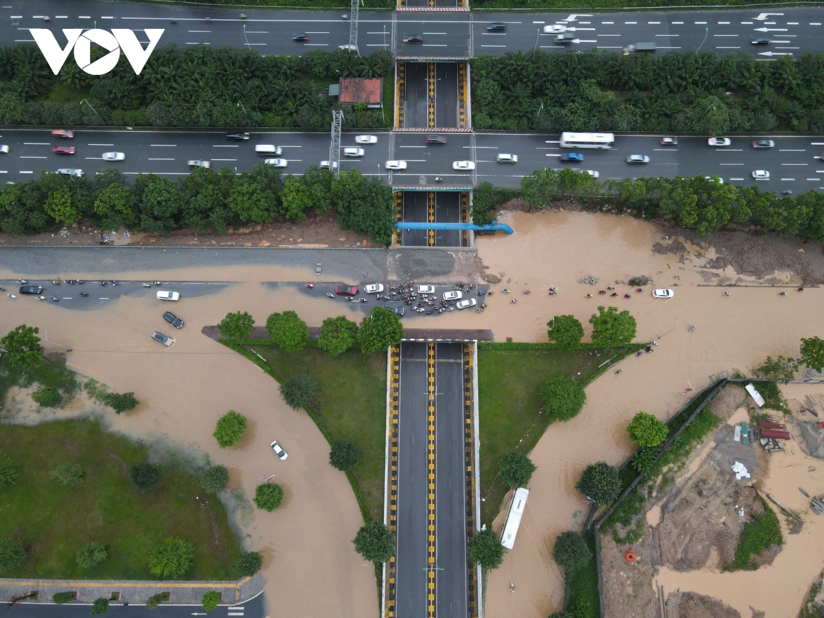 Mưa cả đêm do ảnh hưởng bão số 2, nhiều tuyến phố ở Hà Nội ngập sâu - Ảnh 5.