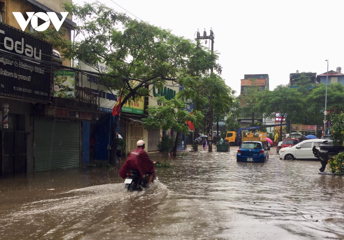 Mưa cả đêm do ảnh hưởng bão số 2, nhiều tuyến phố ở Hà Nội ngập sâu - Ảnh 15.