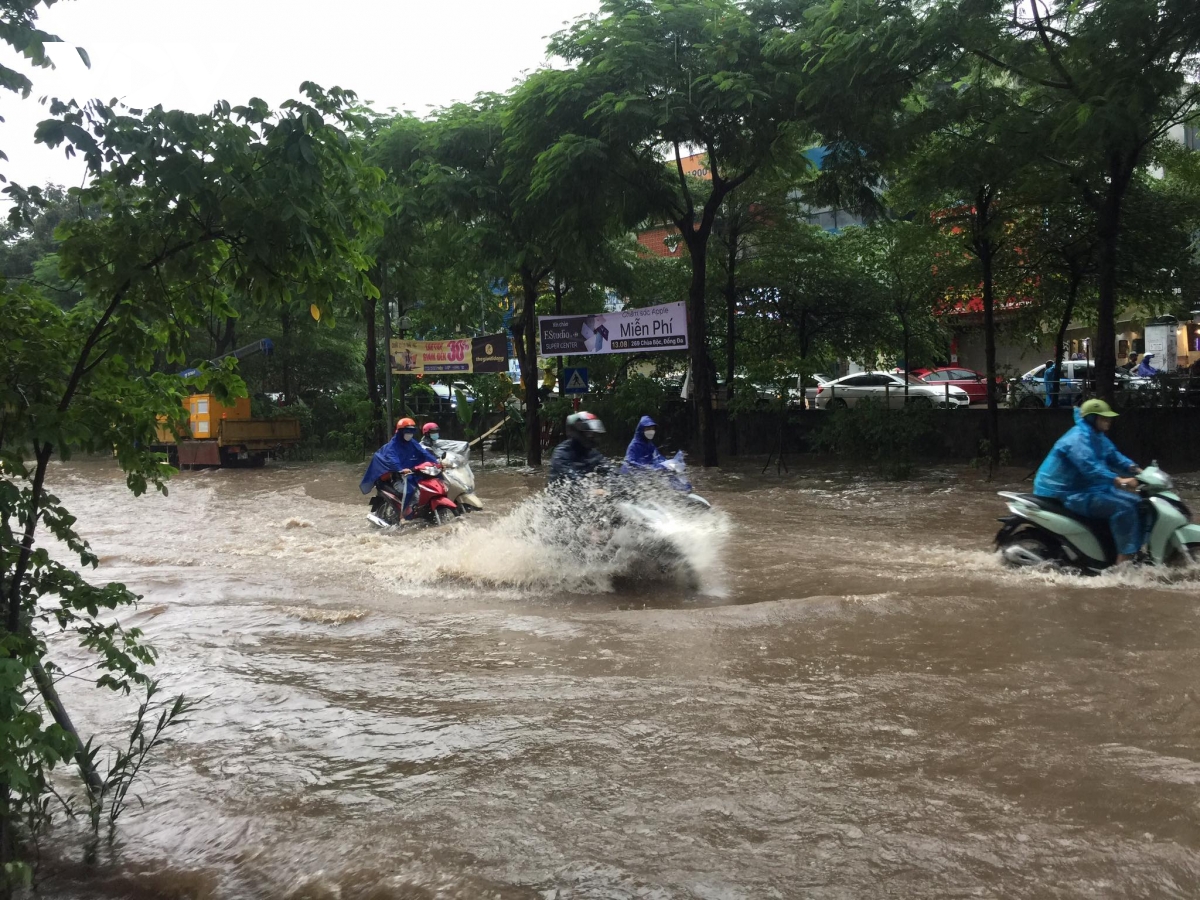 Mưa cả đêm do ảnh hưởng bão số 2, nhiều tuyến phố ở Hà Nội ngập sâu - Ảnh 16.