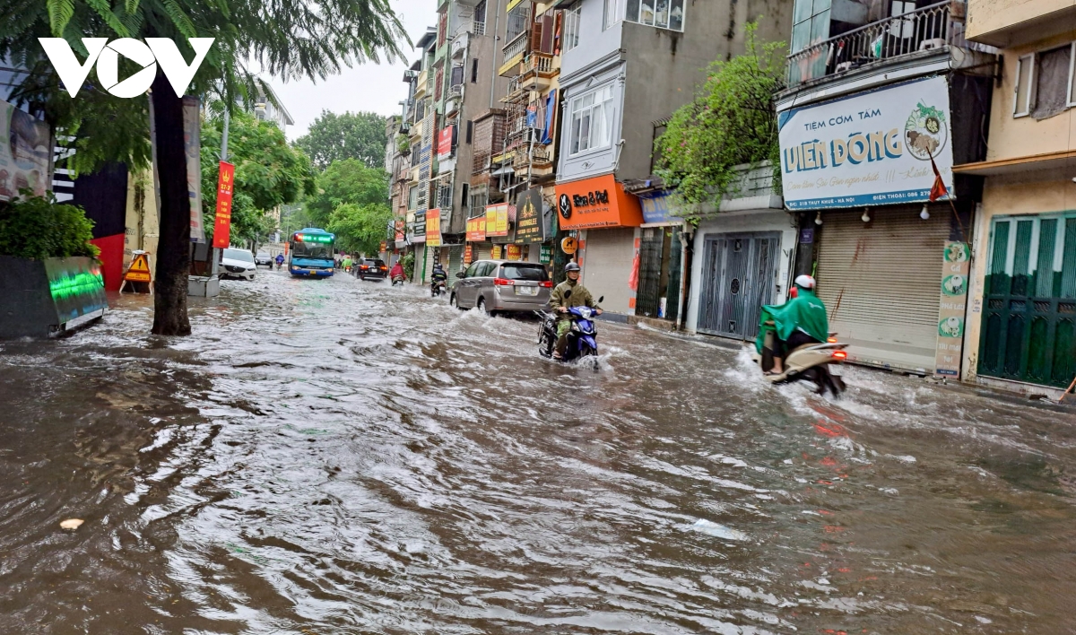 Mưa cả đêm do ảnh hưởng bão số 2, nhiều tuyến phố ở Hà Nội ngập sâu - Ảnh 18.