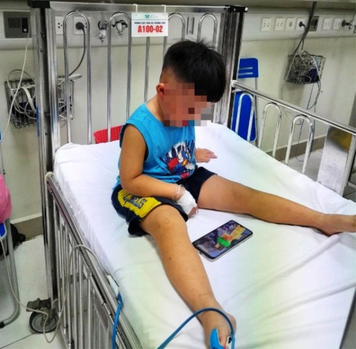 Bé trai 3 tuổi bị nhốt trong tủ đông ở Hà Nam có thể xuất viện chiều nay - Ảnh 1.