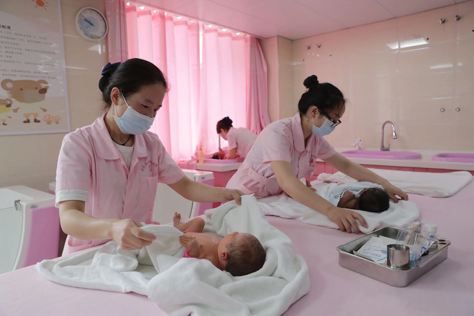 Trung Quốc cho phép người dân làm việc tại nhà, hỗ trợ nhà ở để tăng tỷ lệ sinh - Ảnh 2.