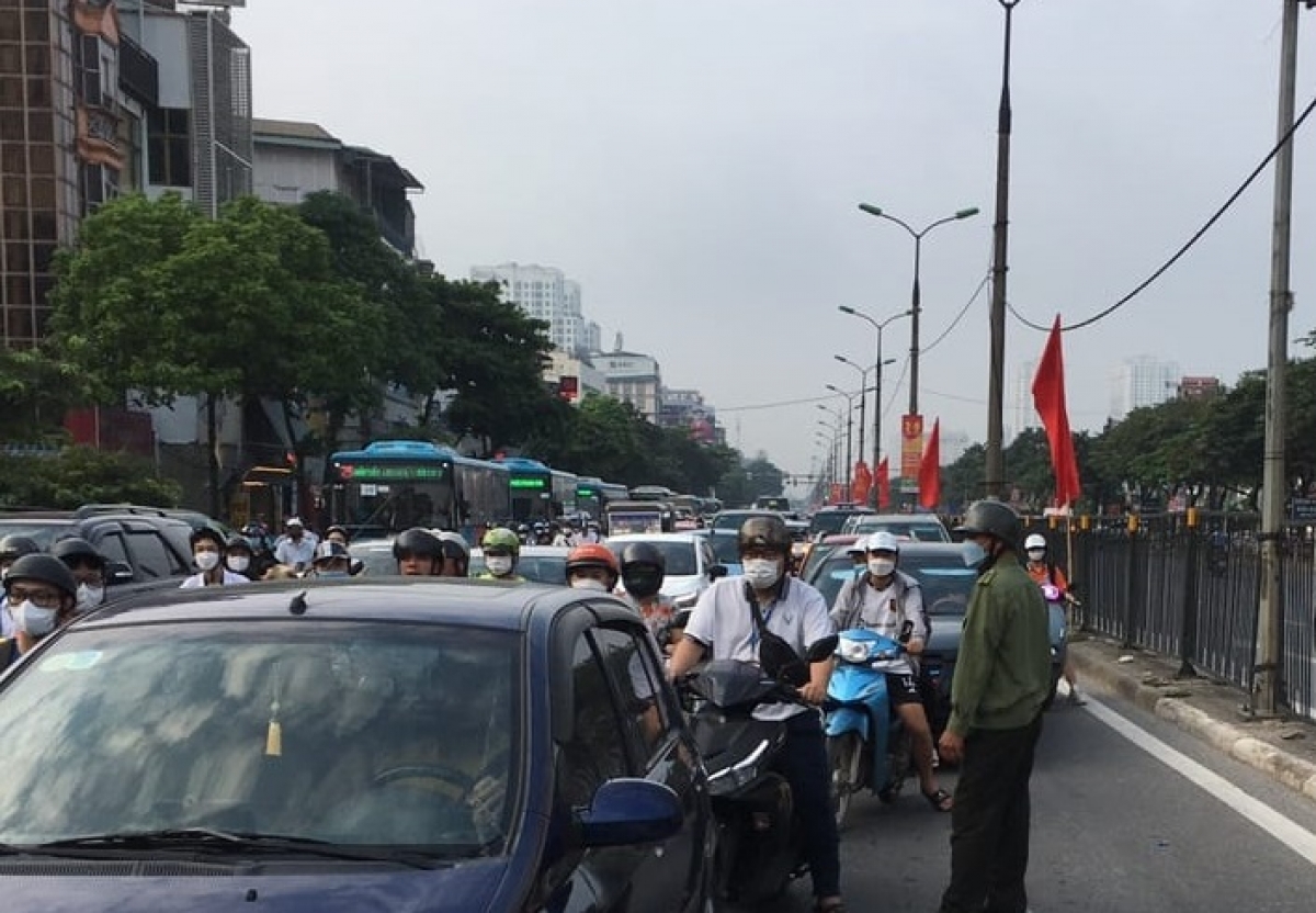 Ô tô đâm gãy cột điện gây ùn tắc trên đường Giải Phóng, Hà Nội - Ảnh 5.