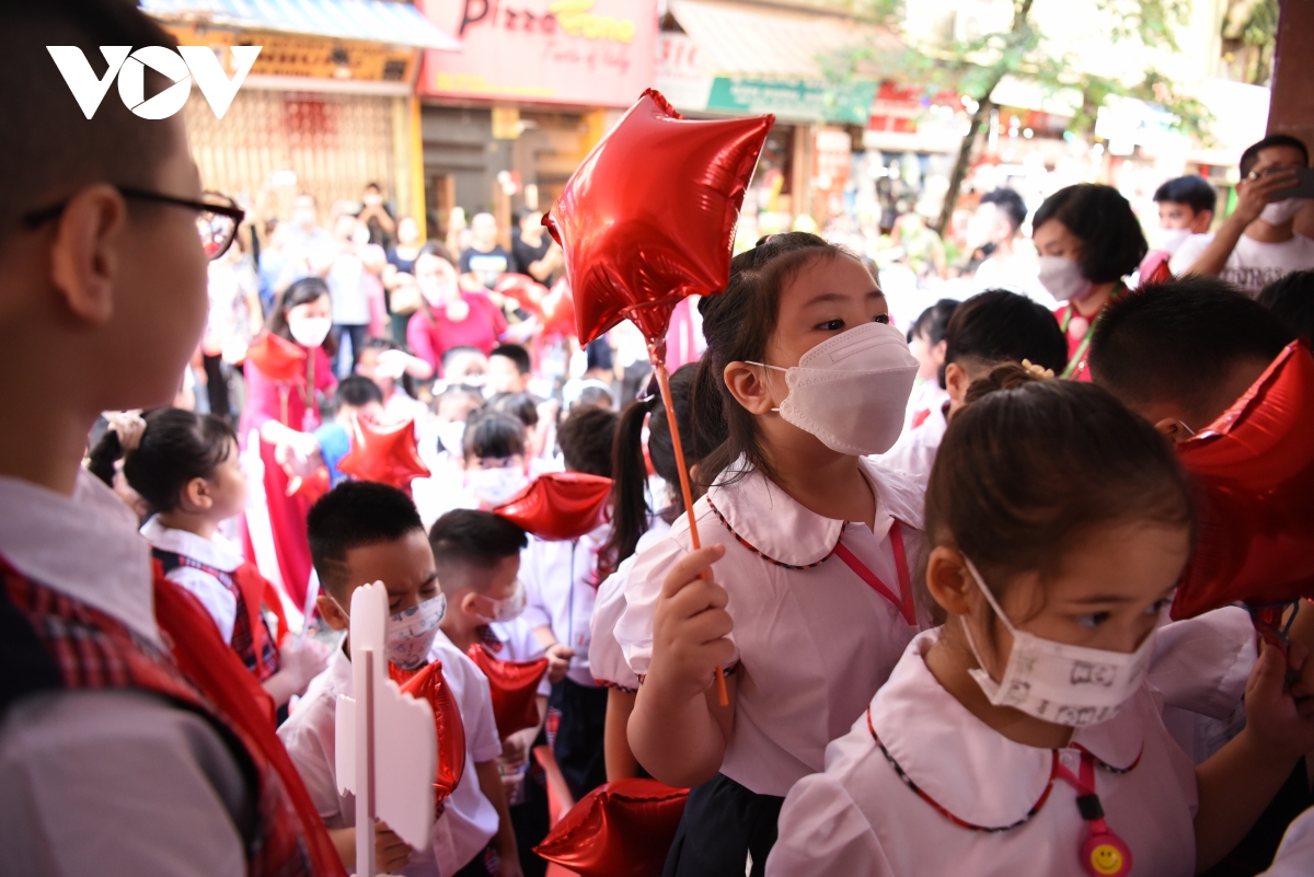 Học sinh lớp 1 ở Hà Nội bỡ ngỡ trong ngày tựu trường - Ảnh 11.