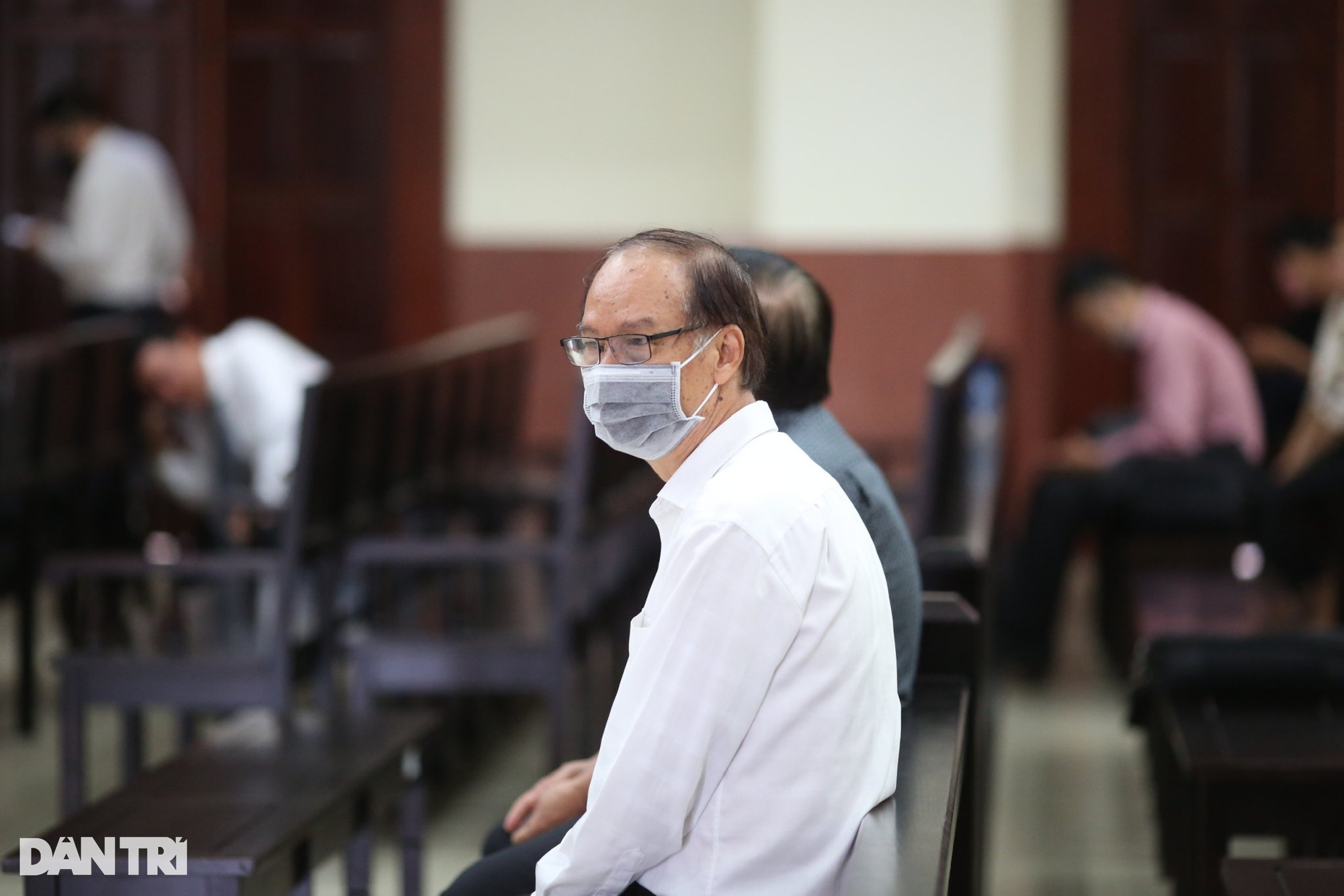 Xét xử cựu Phó Chủ tịch UBND TP.HCM: Bị cáo Dương Thị Bạch Diệp nhập viện - Ảnh 2.