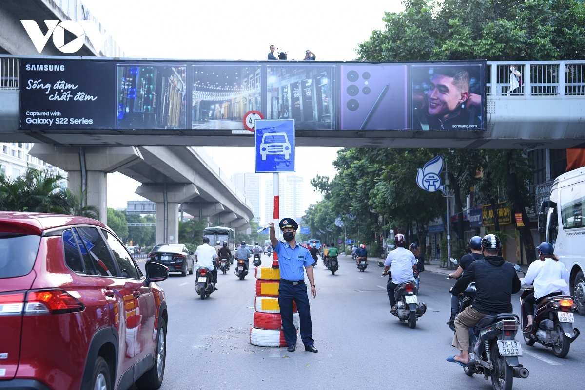 Đường Nguyễn Trãi vẫn lộn xộn sau phân làn, người tham gia giao thông ý thức kém - Ảnh 2.