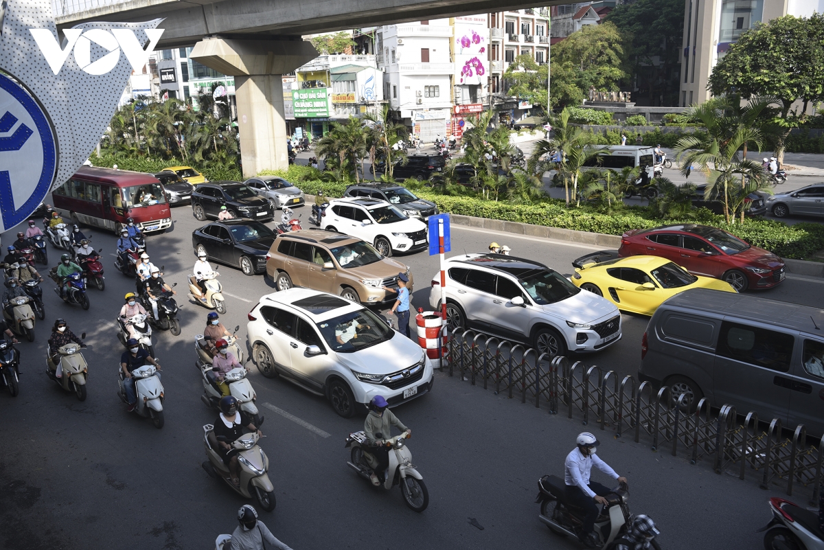 Đường Nguyễn Trãi vẫn lộn xộn sau phân làn, người tham gia giao thông ý thức kém - Ảnh 6.