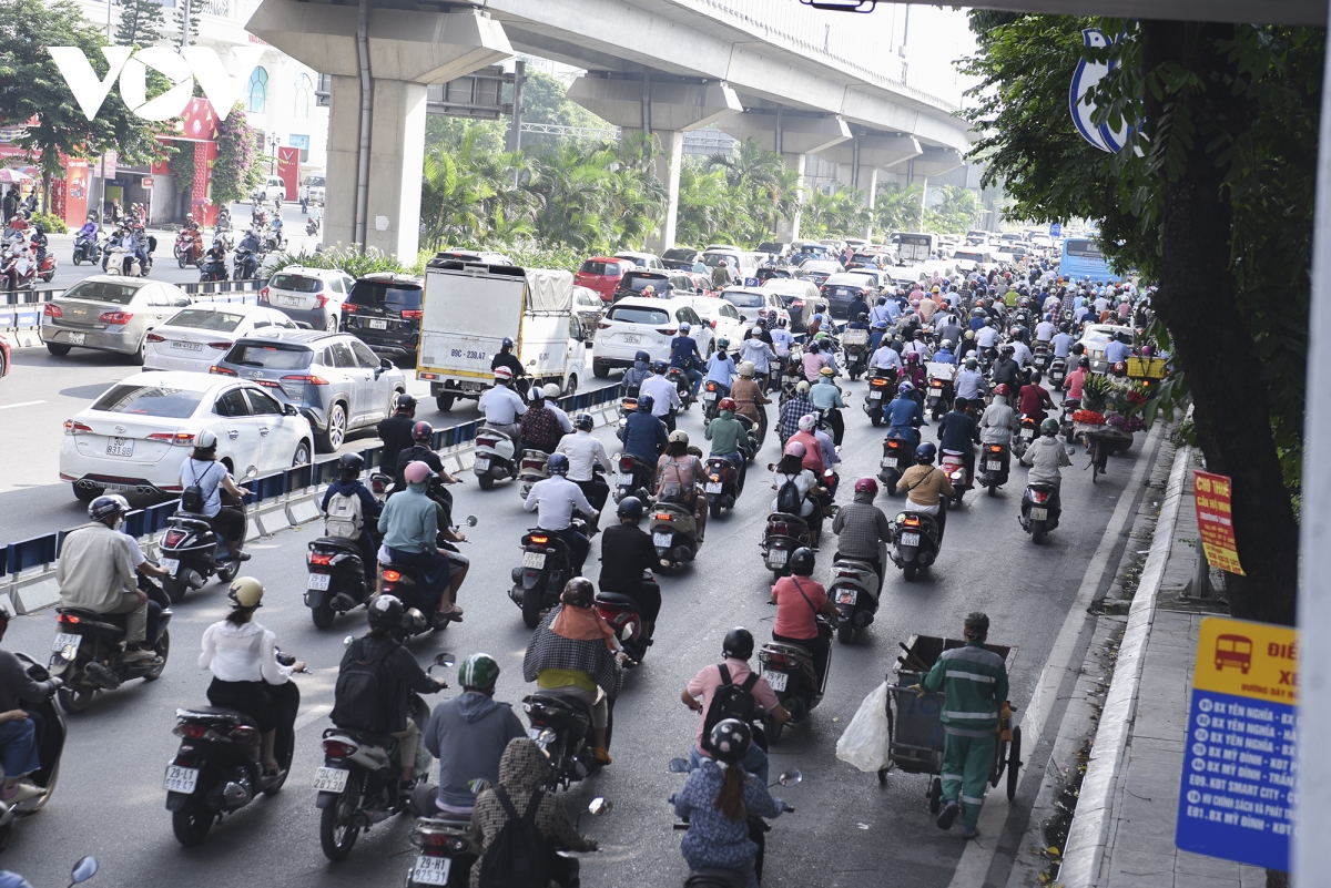 Đường Nguyễn Trãi vẫn lộn xộn sau phân làn, người tham gia giao thông ý thức kém - Ảnh 3.