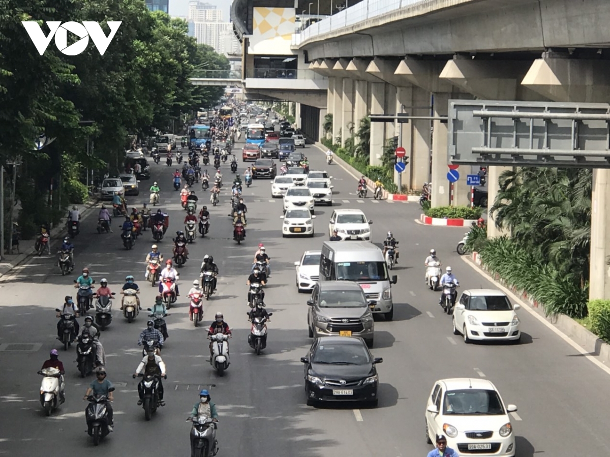 Đường Nguyễn Trãi vẫn lộn xộn sau 1 tháng thí điểm tách làn ô tô, xe máy - Ảnh 1.