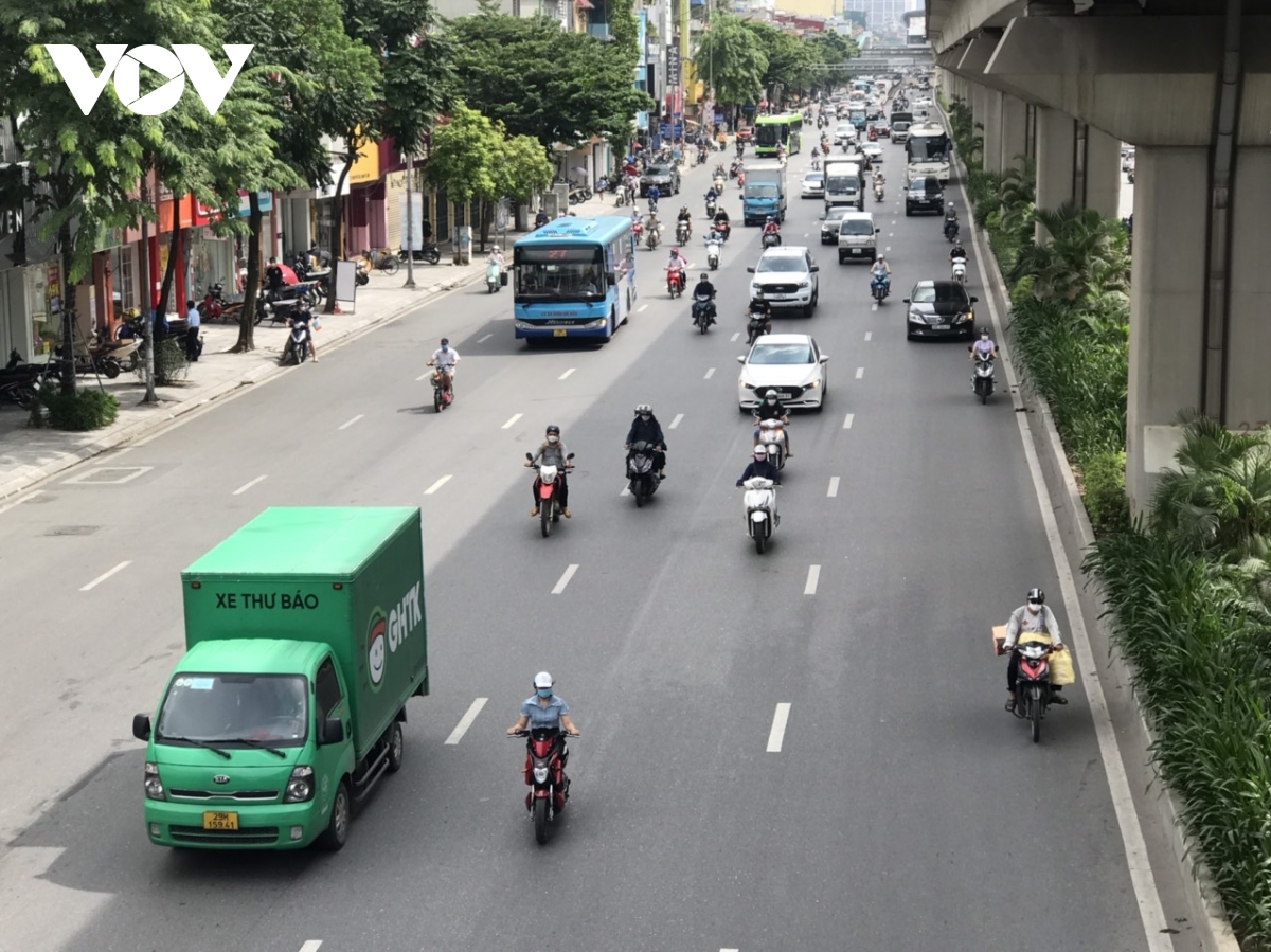 Đường Nguyễn Trãi vẫn lộn xộn sau 1 tháng thí điểm tách làn ô tô, xe máy - Ảnh 4.