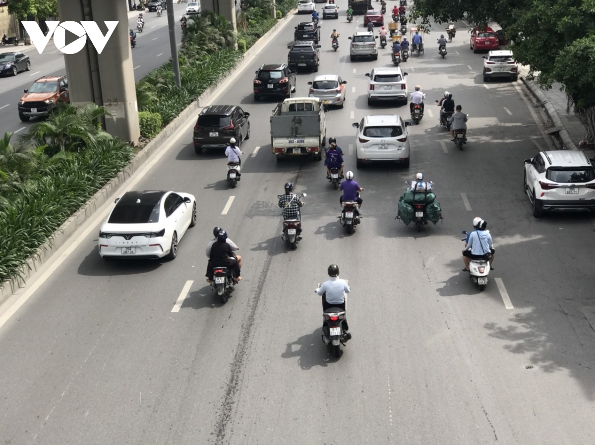 Đường Nguyễn Trãi vẫn lộn xộn sau 1 tháng thí điểm tách làn ô tô, xe máy - Ảnh 6.