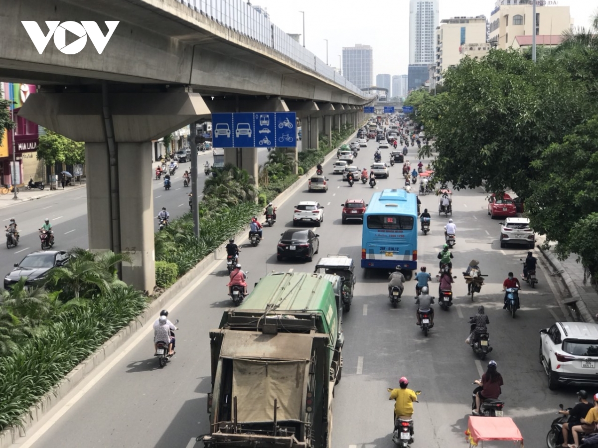 Đường Nguyễn Trãi vẫn lộn xộn sau 1 tháng thí điểm tách làn ô tô, xe máy - Ảnh 3.