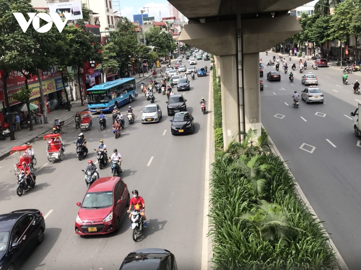 Đường Nguyễn Trãi vẫn lộn xộn sau 1 tháng thí điểm tách làn ô tô, xe máy - Ảnh 2.
