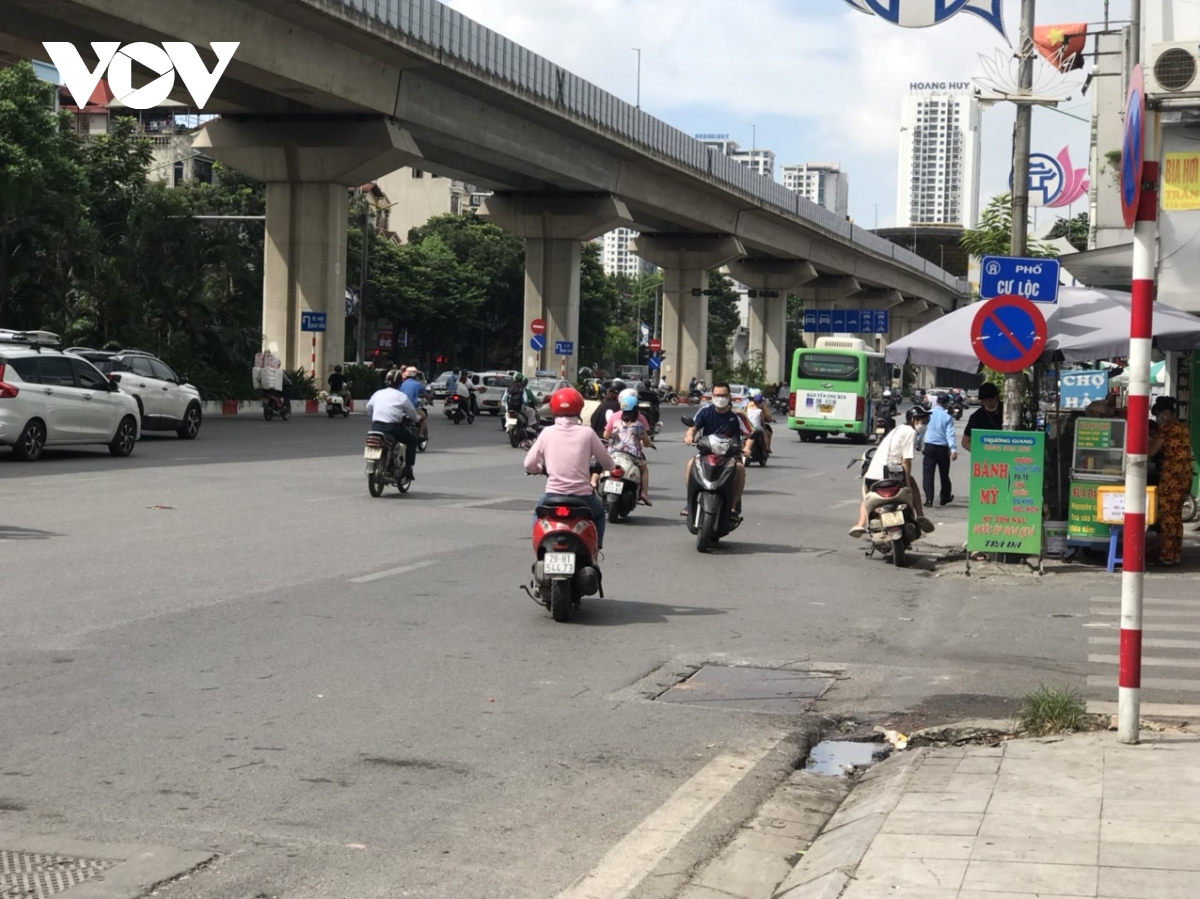 Đường Nguyễn Trãi vẫn lộn xộn sau 1 tháng thí điểm tách làn ô tô, xe máy - Ảnh 13.